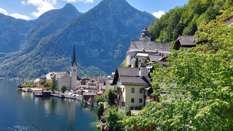 Die historische Ortsansicht von Hallstatt am Hallstätter See vor einer steilen Bergkulisse