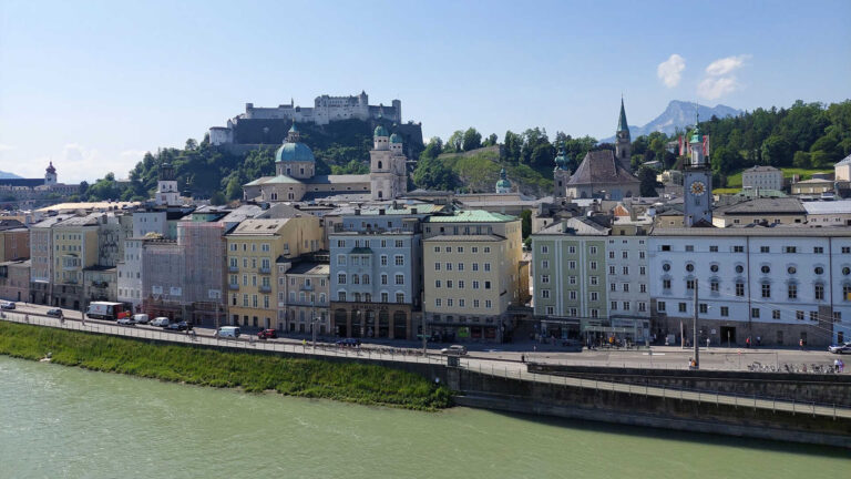 Blick über die Salzach auf die Altstadt von Salzburg mit der Festung Hohensalzburg im Hintergrund